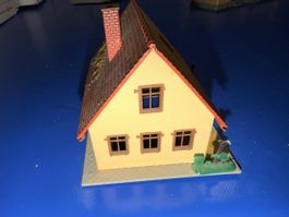 Modellhaus, verlassen und ausgehölt