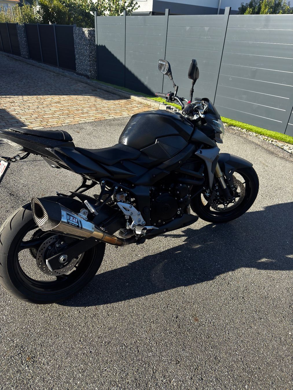 Suzuki Strada: Suzuki GSR 750A – Usato da Vétroz venduto da Erge1 1