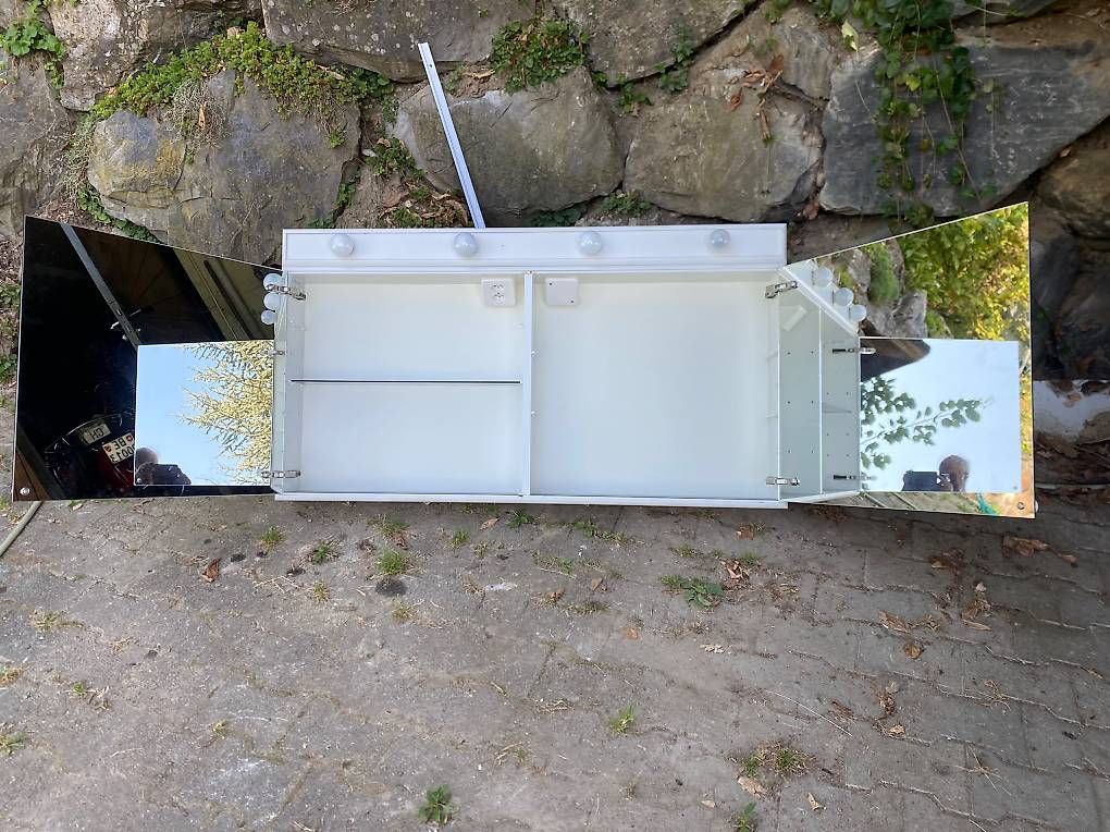 Armadietti a specchio: Luxus Spiegelschrank mit Beläuchtung, Steckdose – Usato da Rüegsbach venduto da landy68 1