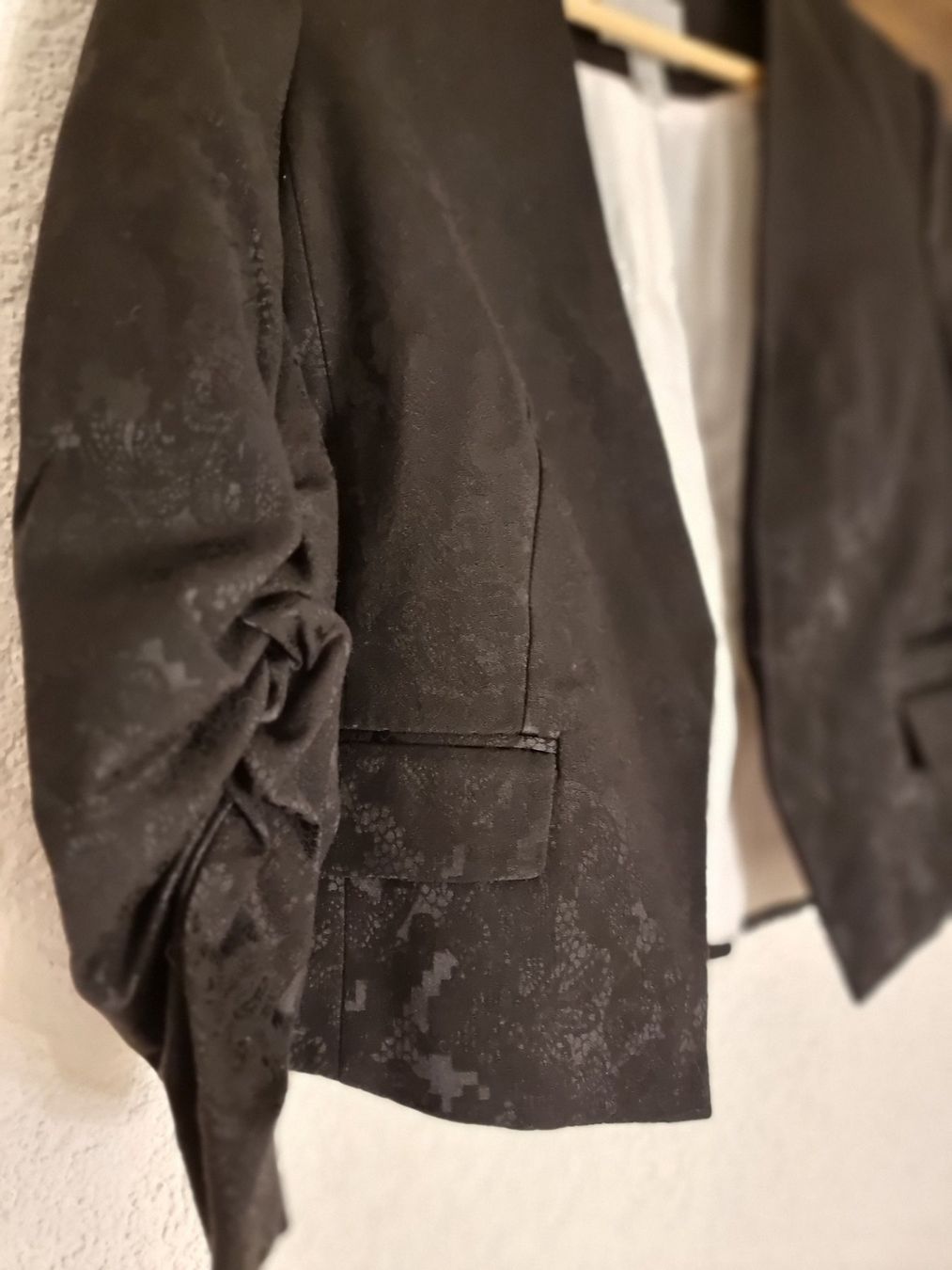 H&M Vestes: H&M cropped Blazer Gr 38 – D'occasion à Interlaken par NataliiaS 1