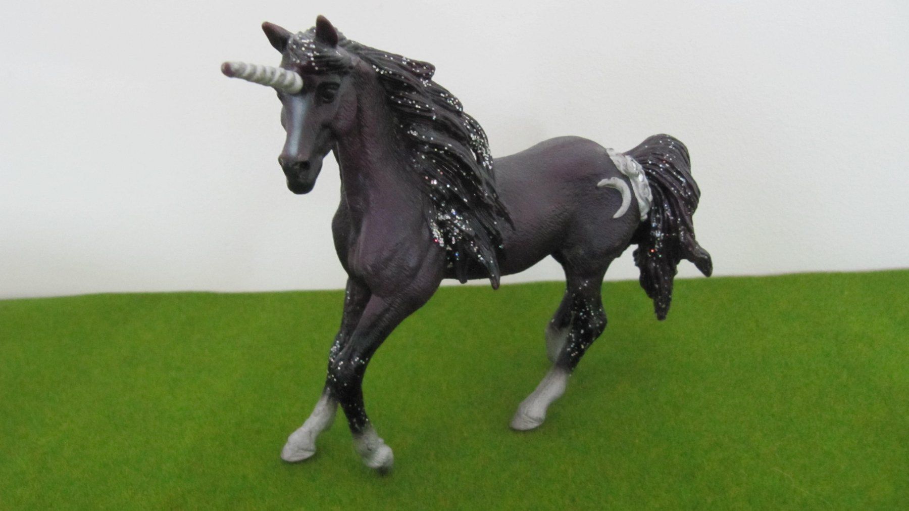 Schleich Spielzeuge: Mond Einhorn von Schleich – Gebraucht aus Brunnen von Kiwiland1