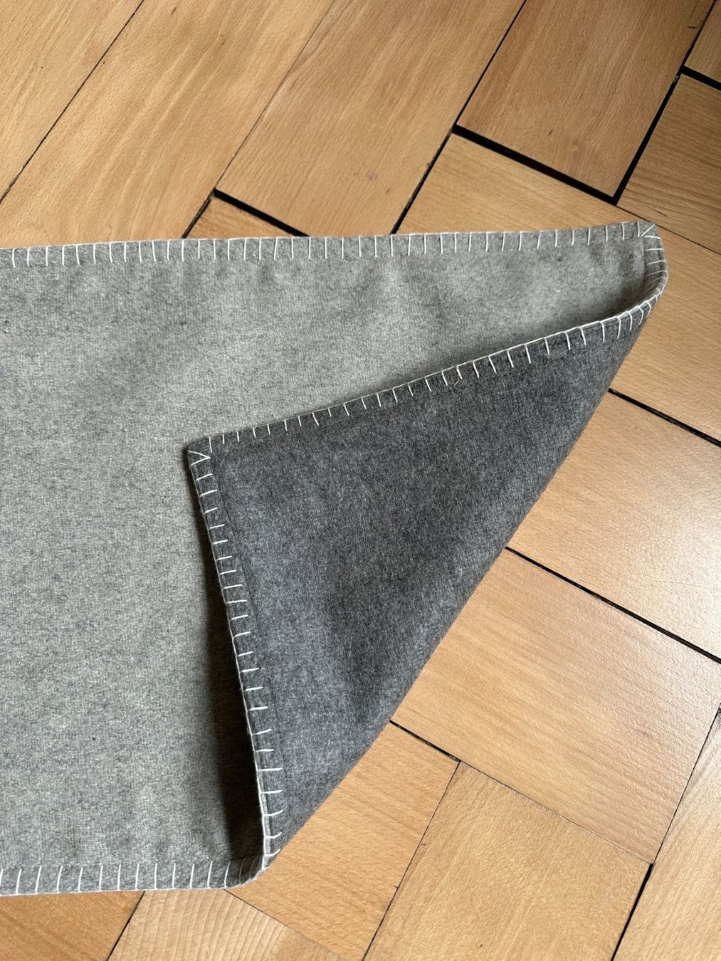 Set de table et chaises: Deko Stoff Tischset grau – D'occasion à Zürich par Diazaio 2