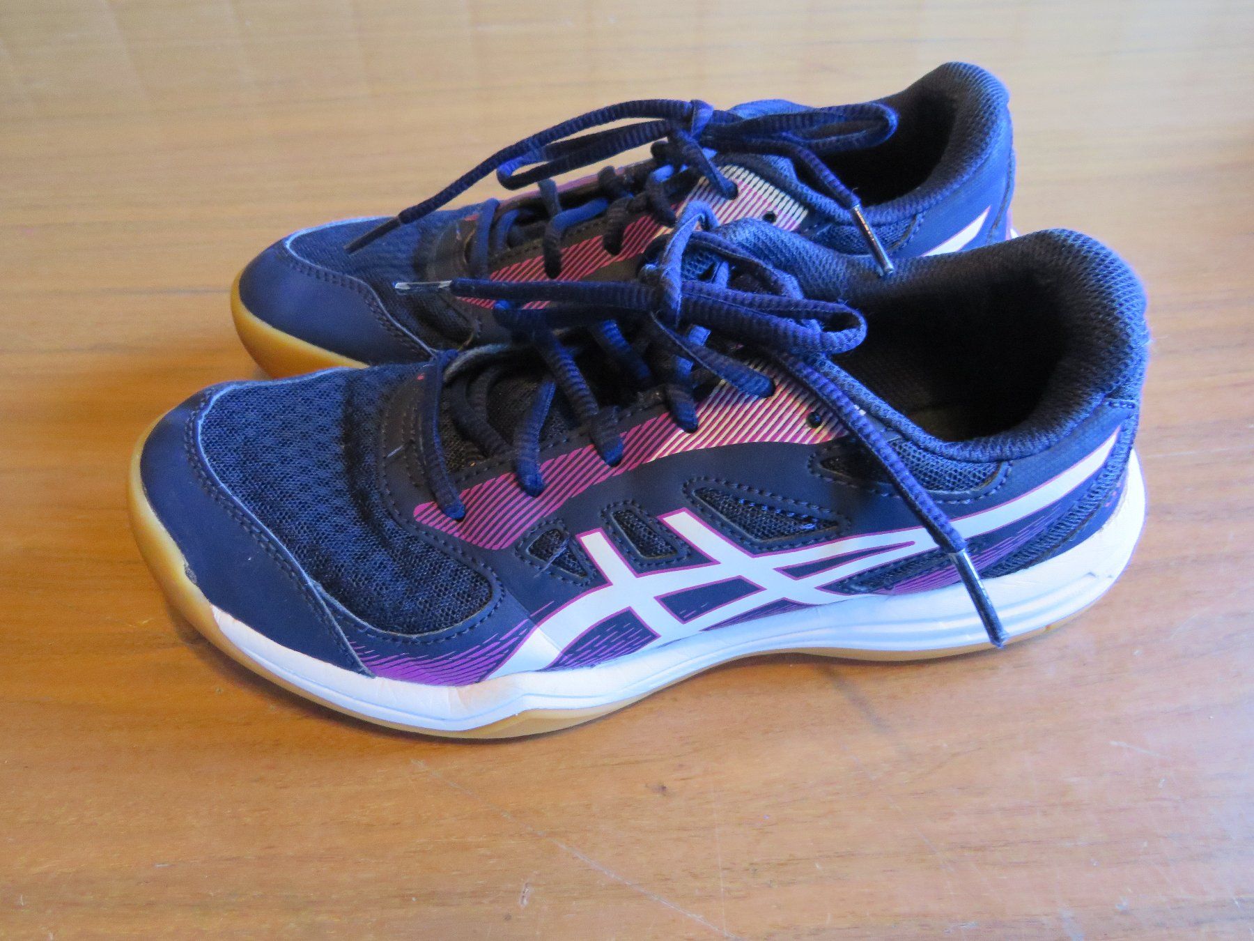 Asics Scarpe per ragazze: Hallenturnschuhe Asics Gr. 39 – Usato da Luthern venduto da floluli