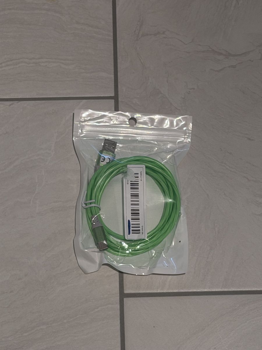 Câbles: Leuchtendes Type C Ladekabel - – Neuf avec emballage d'origine à Hinwil par Veluxe93 1