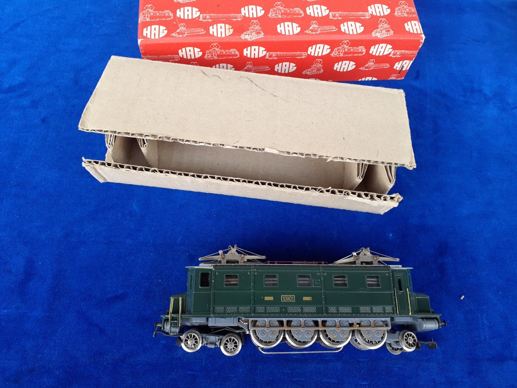 Hag Modellini di ferrovie: HAG E-Lok SBB Ae 4/7  H0 Lok-Nr. 10901 – Usato da Arbedo venduto da aladino666