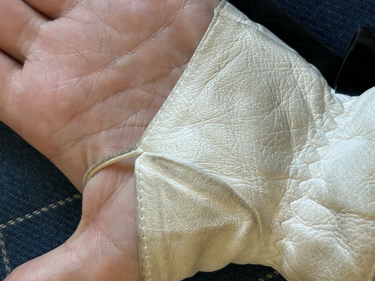 Chanel Guanti & manicotti: Original Chanel White Leather Gloves with Black Bows  – Usato da Biel/Bienne venduto da zit_v5yc 3