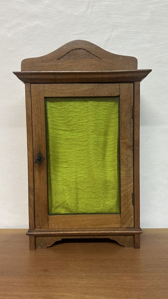 Armoires: Small Wooden Cabinet with Lock and Key – D'occasion à Schlieren par Norauro