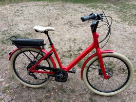 Defektes E-Bike Moustache Elektrovelo Lundi 26 rot