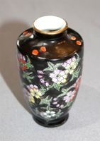 Zierliche schwarzgrundige Porzellanvase
