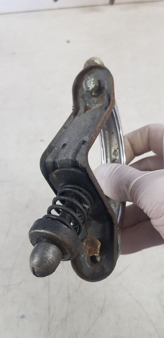 Volkswagen Tutti pezzi di ricambio auto: Haubengriff VW Käfer – Usato da Kallnach venduto da Aircooler 1