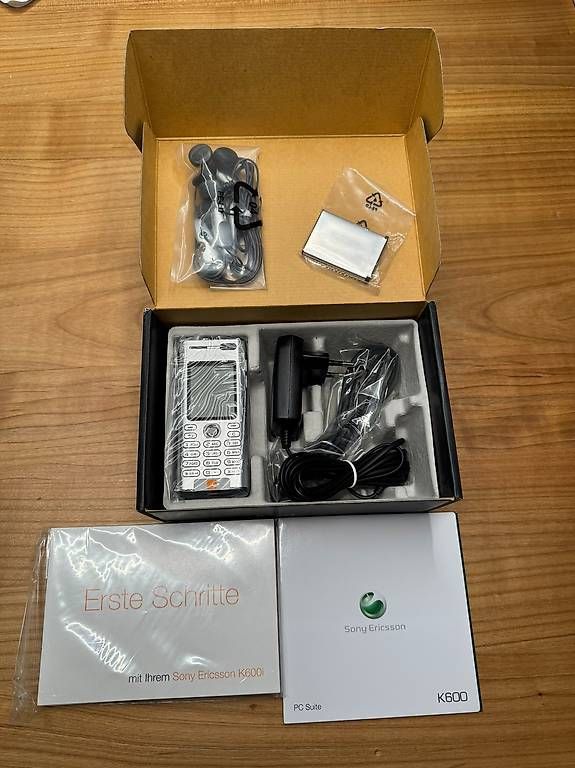 Ericsson Telefoni cellulari / Smartphones: Sony Ericsson K600i Aluminium Silver - originalverpackt – Nuovo e nell'imballaggio originale da Neftenbach venduto da Bambam3
