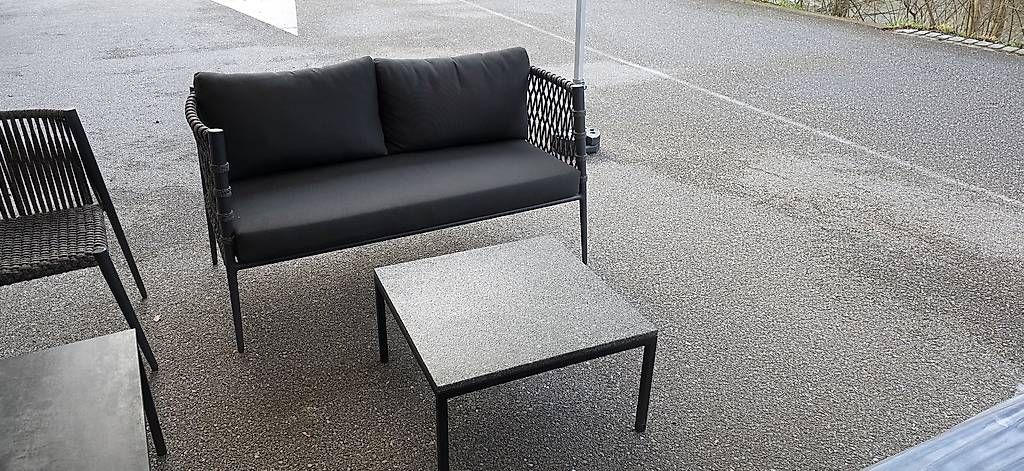 Divani: Gartensofa mit Granittisch Ausstellungs Stk. – Nuovo e nell'imballaggio originale da Lützelflüh-Goldb venduto da Rampenverkauf_72_ 1