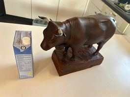 Sculpture artisanale en bois représentant une Vache dHerens