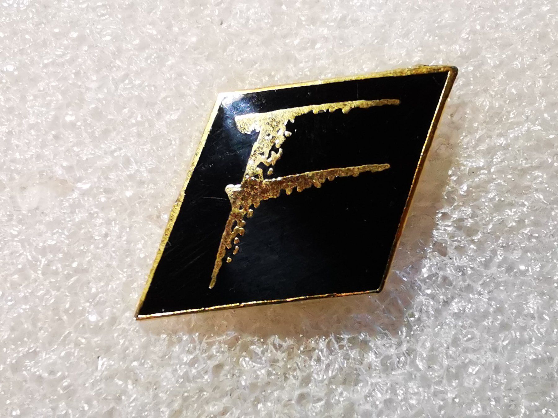 Plaketten & Abzeichen: Ansteckpin 28: F – Gebraucht aus Oppligen von Pin-Fall-Shop