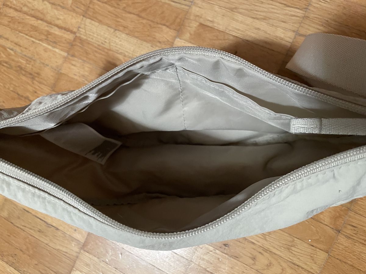 Uniqlo Sacs: Uniqlo Round Mini Shoulder Bag Beige – Neuf (Voir description) à Neuchatel par shi_9fzw 4
