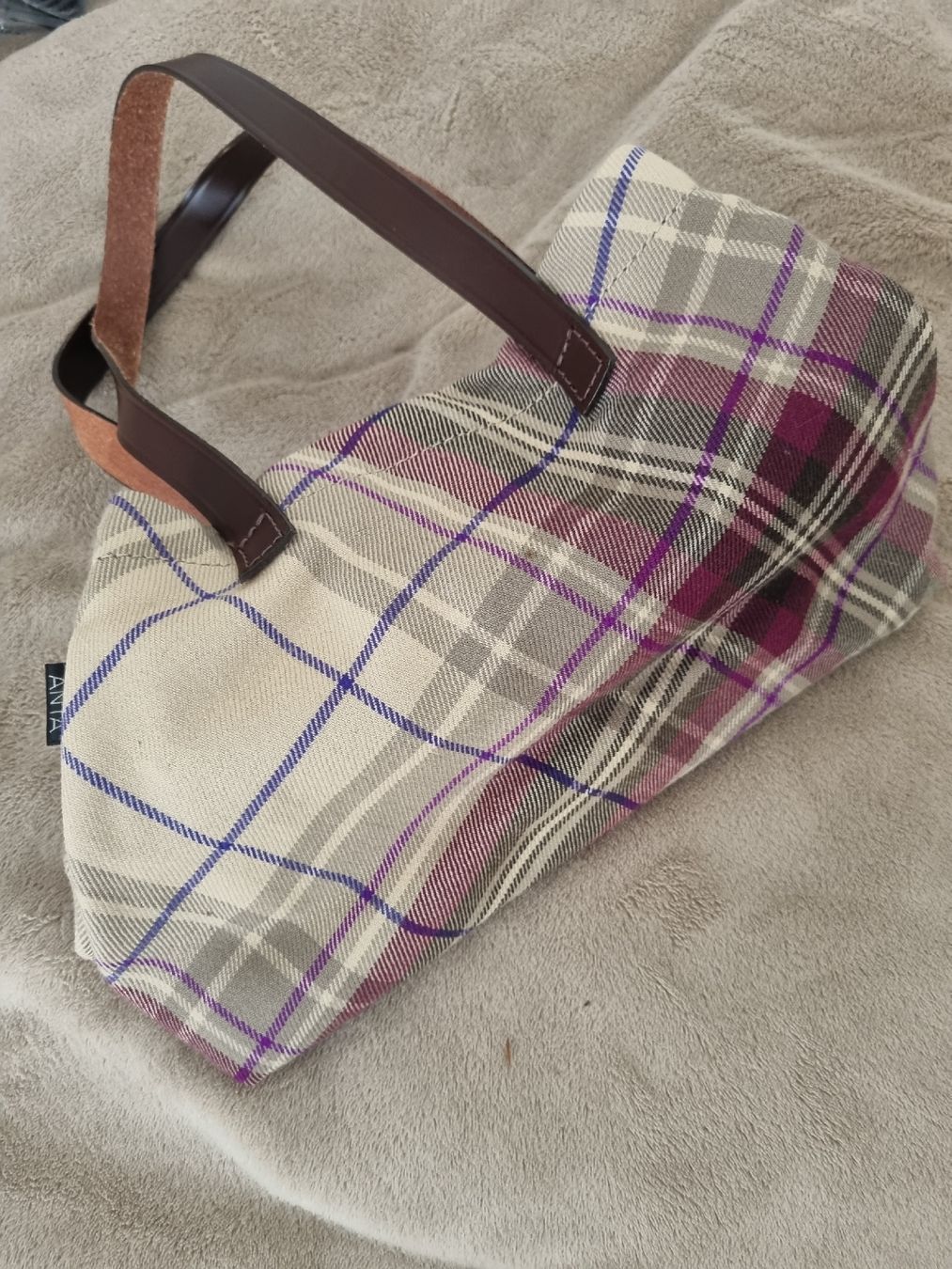 Taschen für Damen: Schicke Handtasche mit Karomuster und Ledergriffen – Gebraucht aus Thierachern von rob_xm6d 2