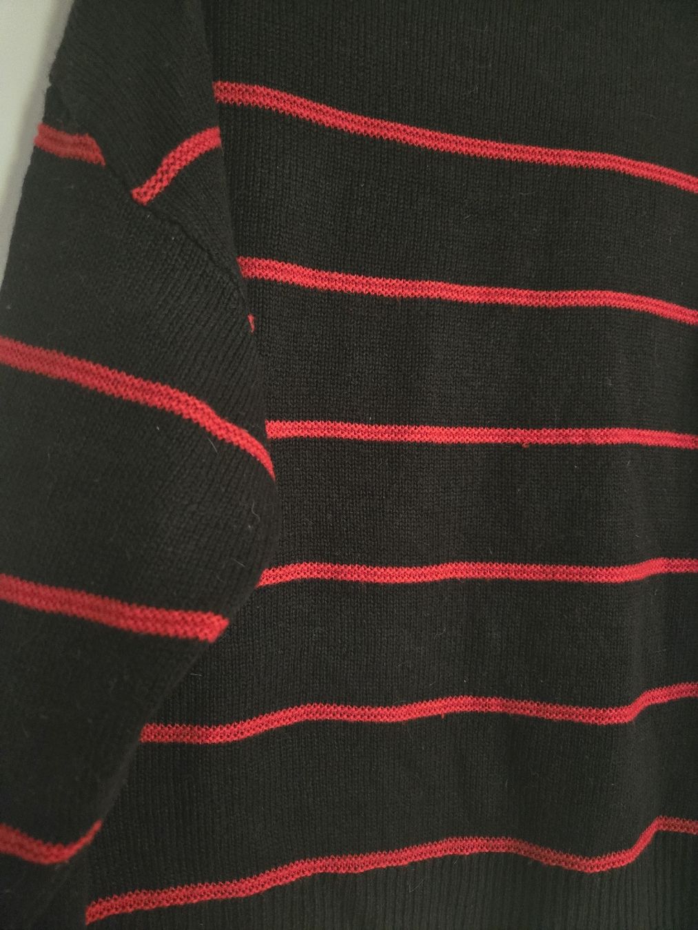 H&M Maglioni & Felpe: Winter-Pulli von H&M, Grösse M, schwarz-rot gestreift – Usato da Dübendorf venduto da Timulka 1
