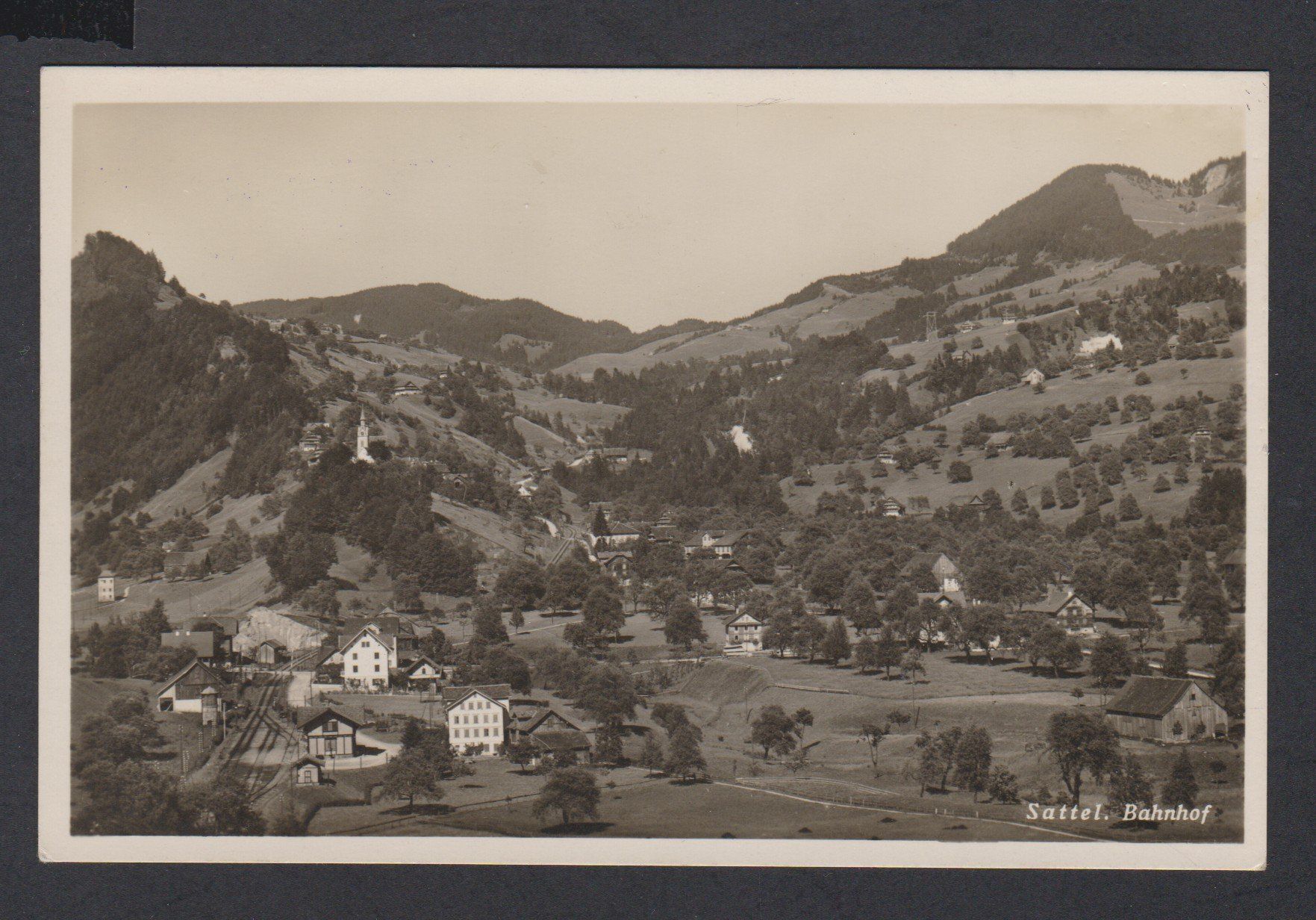 Cartoline postali: Sattel  SZ   :   alte Ansichtskarte mit Bahnhof + Feldpost – Usato da Vitznau venduto da Ropaku