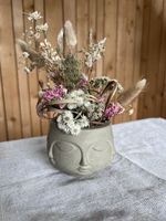 Gesichtsvase aus Beton grau mit Trockenblumenstrauss