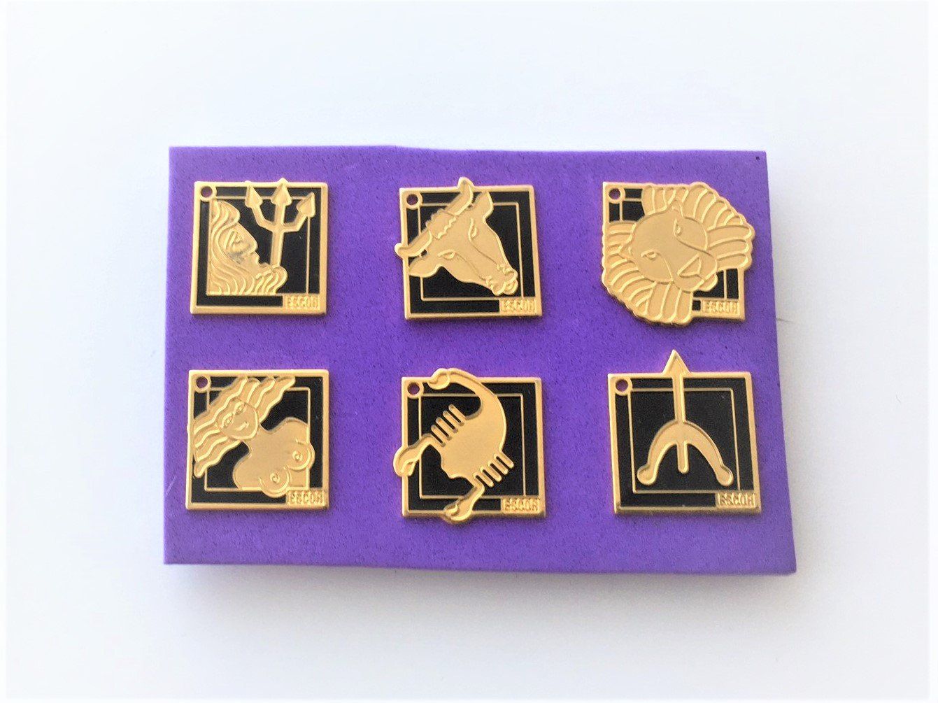 Placchette & Badge: 6 Pins schöne Sternzeichen, Jan.-Juni – Usato da Oberaach venduto da feggi
