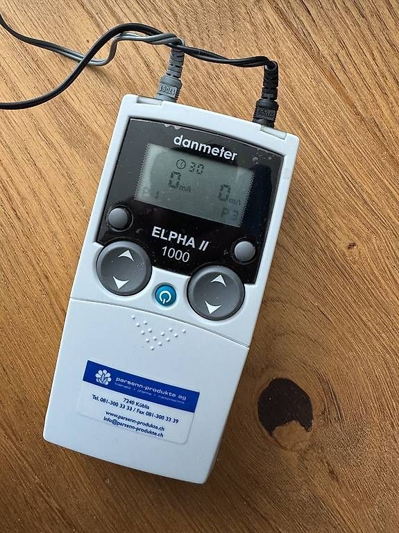 Appareils de massage: Schmerzstimulator ELPHA II 1000 – D'occasion à Bachenbülach par photomoments 3