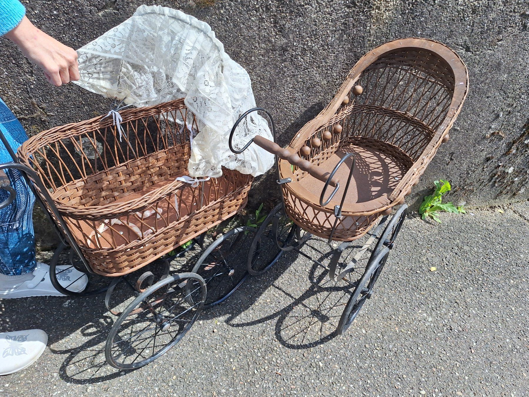 Carrozzine per bambole: 2 STK PUPPENWAGEN VINTAGE – Usato da Huttwil venduto da Kunterbuntli