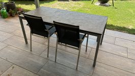 Wunderschöner Granit Gartentisch mit Bank und zwei Stühlen