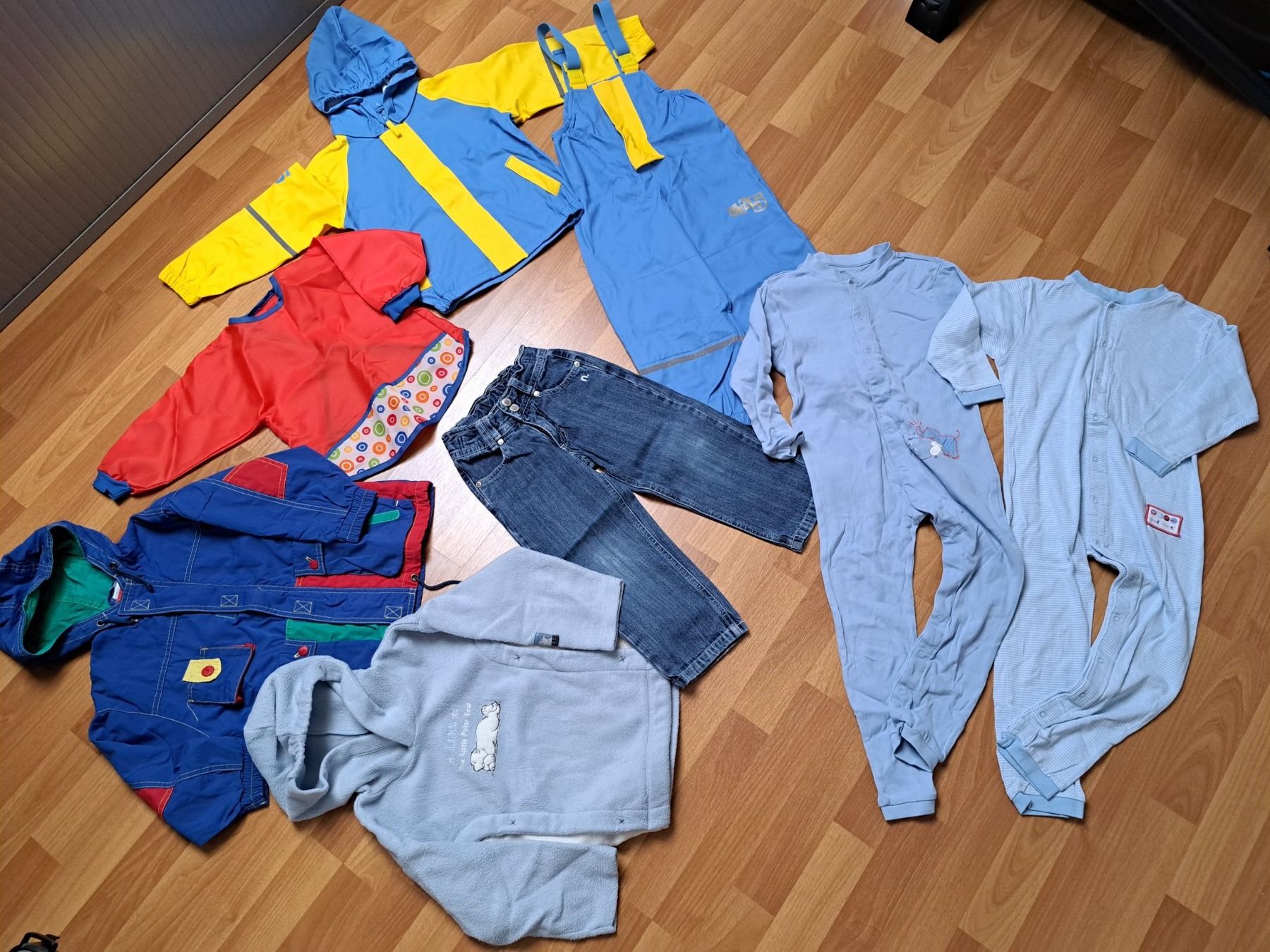 Lotti & Set di vestiti: Kleiderpaket 8-Teilig, Grösse 98 – Usato da Birrhard venduto da Pry
