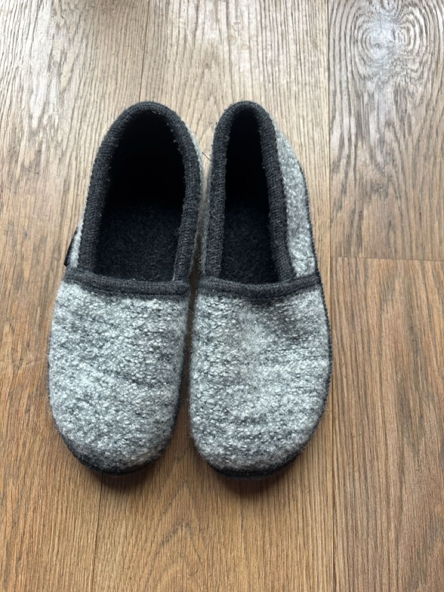 Herrenschuhe: Warme, graue Hausschuhe, neuwertig – Gebraucht aus Wettingen von suk_p9mv