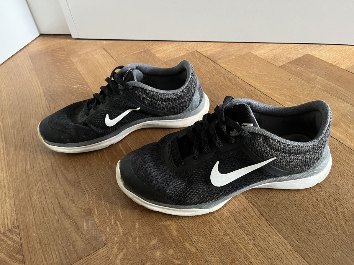 Nike Scarpe da donna: Nike Sneakers schwarz 35.5 – Usato da Basel venduto da blumenkimd 1
