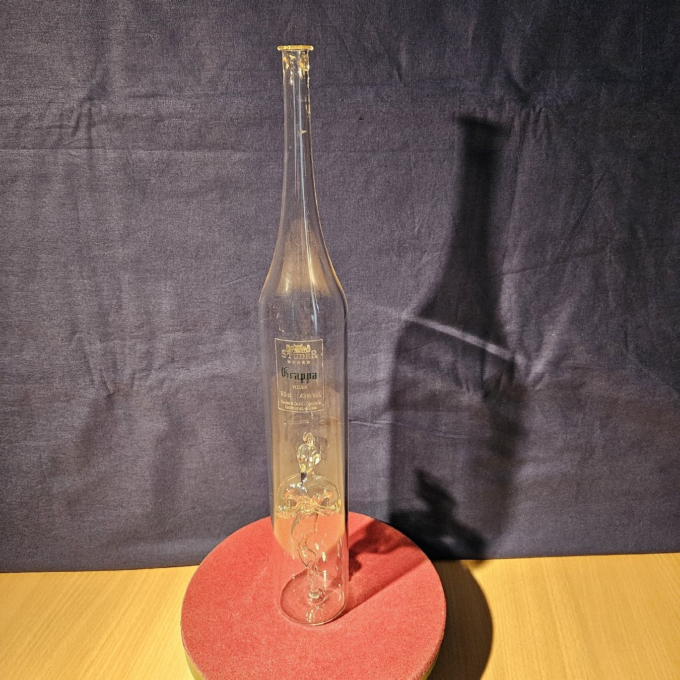 Altro: Studer Grappa Vecchia Flasche mit Glasfigur, 38cm hoch – Usato da Kriens venduto da gra_fhn7