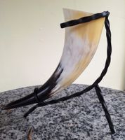 Trinkhorn aus Horn und Ständer aus Metall ca. 25 cm