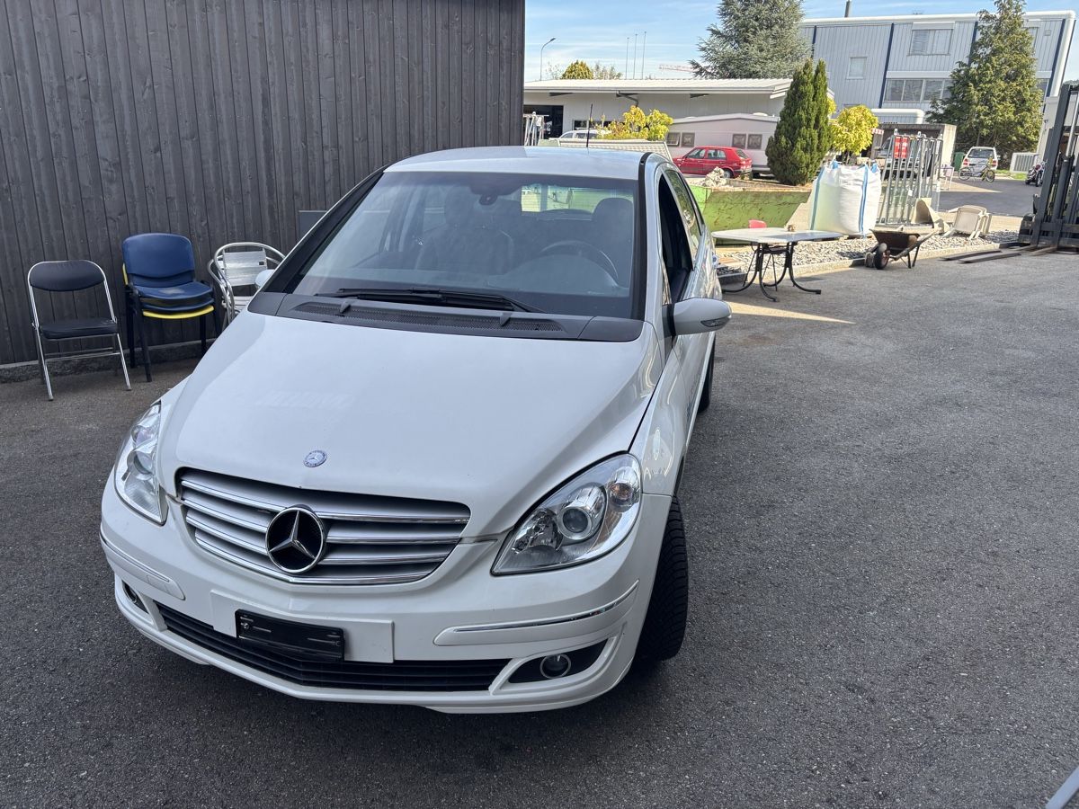 Mercedes-Benz Automobili: Mercedes Benz200 B CDI – Difettoso da Niedergösgen venduto da Easthilldonze 1