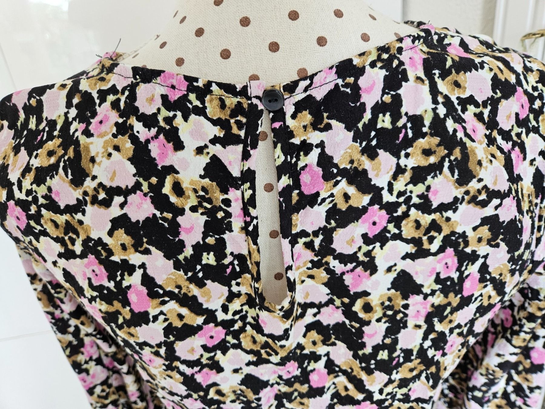 Only Kleider: Kleid Grösse 36 / M  von Only mit Rosenmuster – Gebraucht aus Gossau ZH von fashiontwo 3