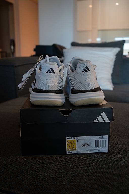 Scarpe da uomo: Adidas Stabil 16 M  Hallenschuhe Gr. 42 | 1x getragen – Usato da Aarau venduto da Alegua 2