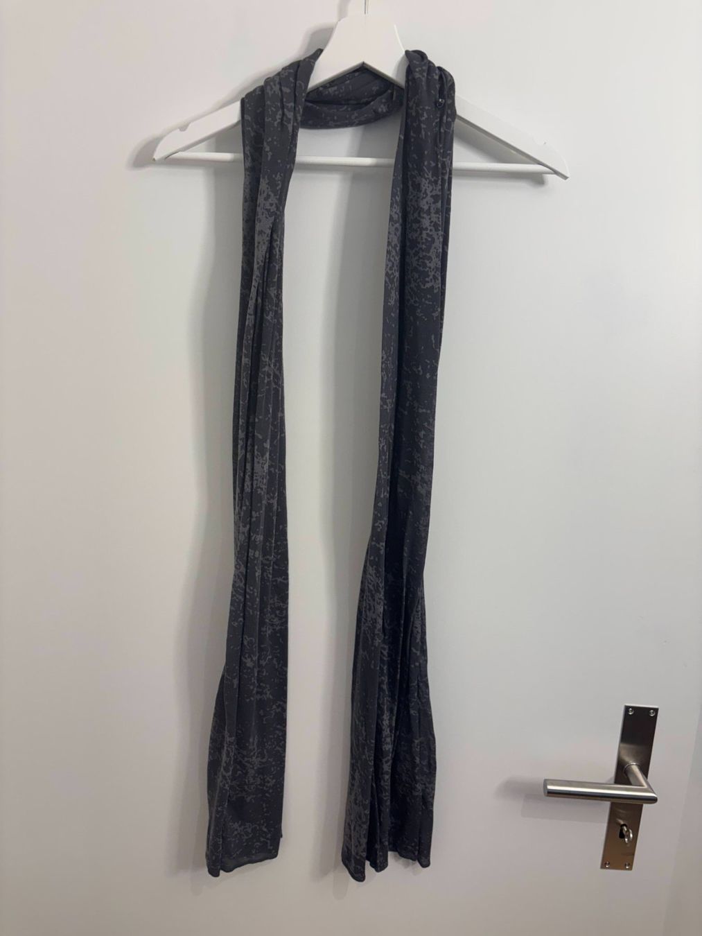 Foulard & Sciarpe: Dünner Stoff-Schal in Grau – Usato da Thalwil venduto da san_685y 3