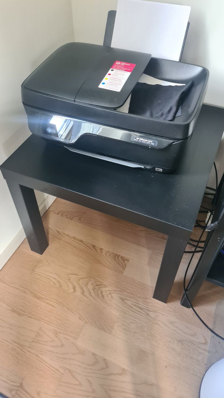 Ikea Tavoli: Small table - GRAtIS - has to be picked up by June 21 – Usato da Embrach venduto da mba_ttk7