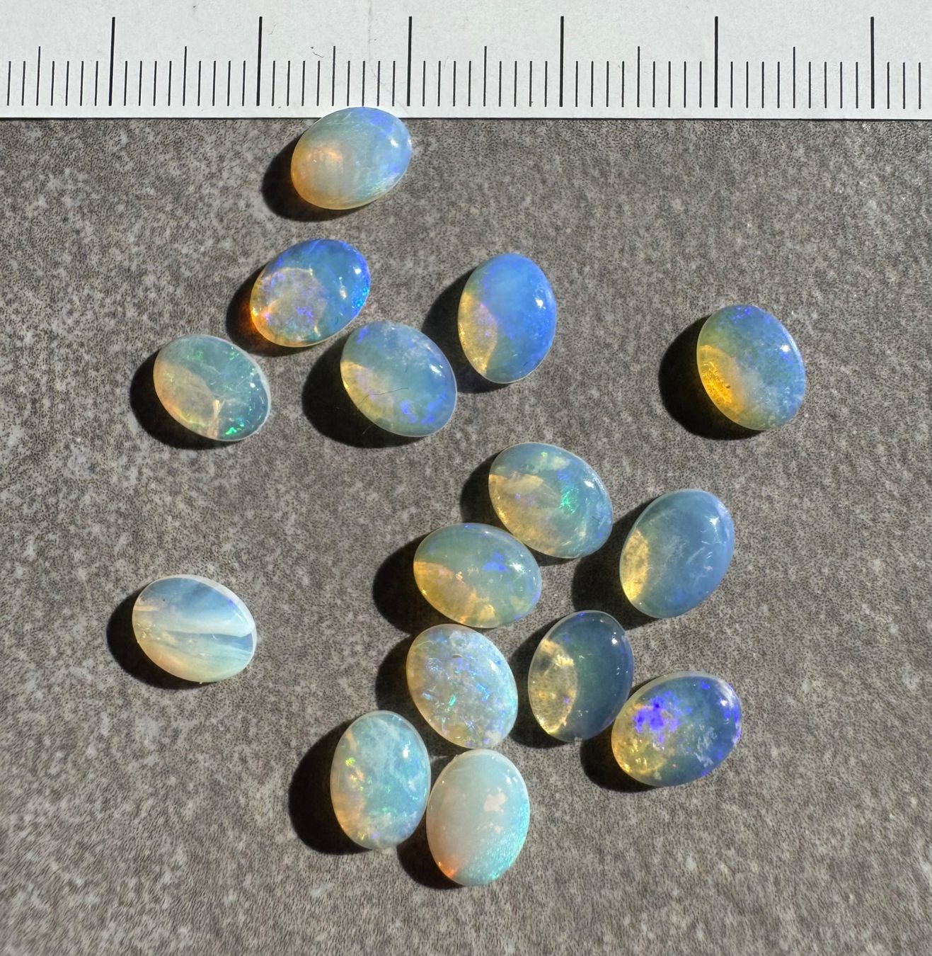 Fossili: 15  Stk  Cabochons Opal  Tropfen   echt winzig OPALE  SET – Nuovo e nell'imballaggio originale da Leuggern venduto da gemshow 6