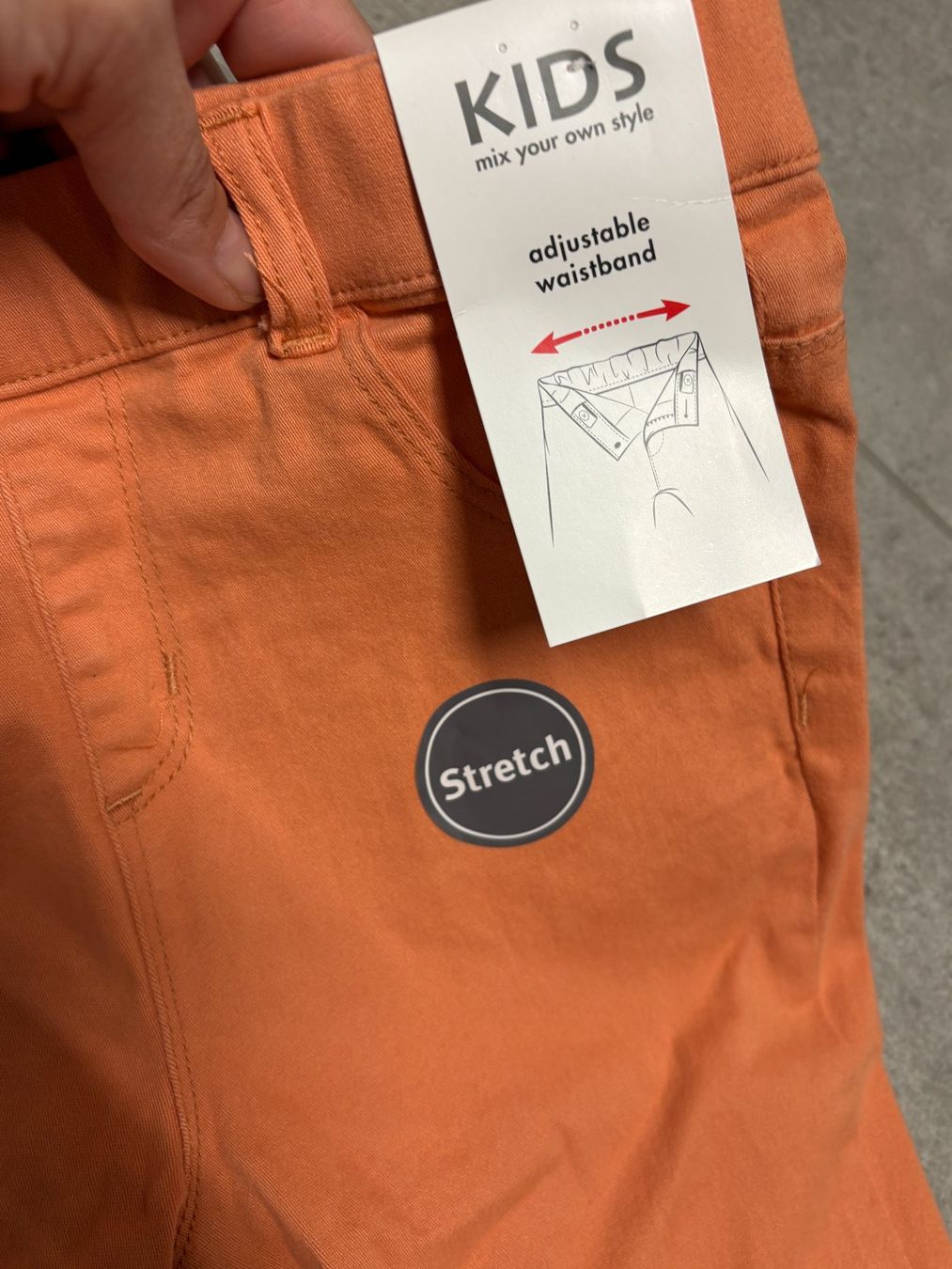 Pantaloni: Pantalon stretch et taille réglable 134 neuf – Nuovo (secondo la descrizione) da Salvenach venduto da gwenwywar 1