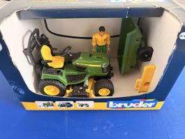 Bruder John Deere Rasentraktor mit Anhänger neuwertig