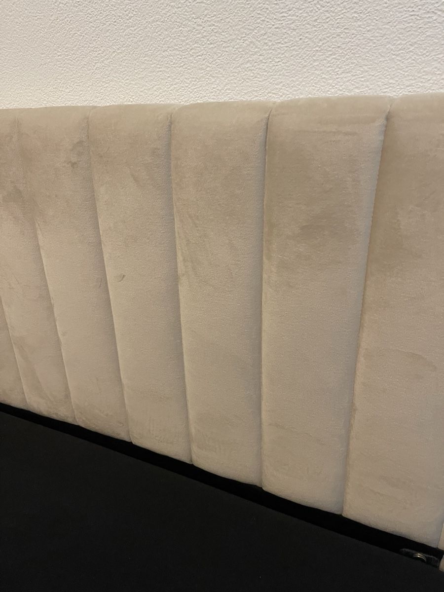 Gonser Betten: Modern Queen Bed Frame - Beige Velvet  – Gebraucht aus Felsberg von joa_5z2s 3