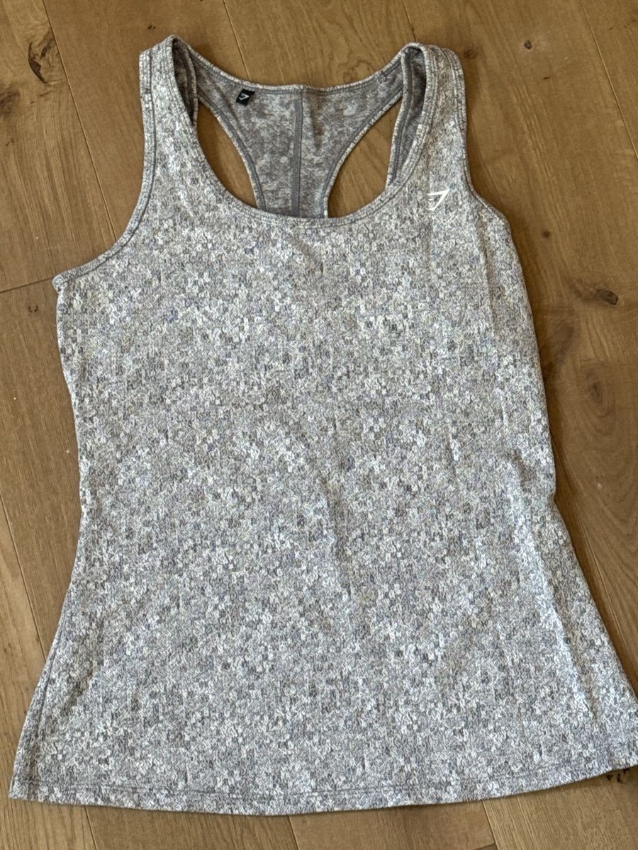 Tops: Gymshark Shirt – Gebraucht aus Basel von kla_6ln8