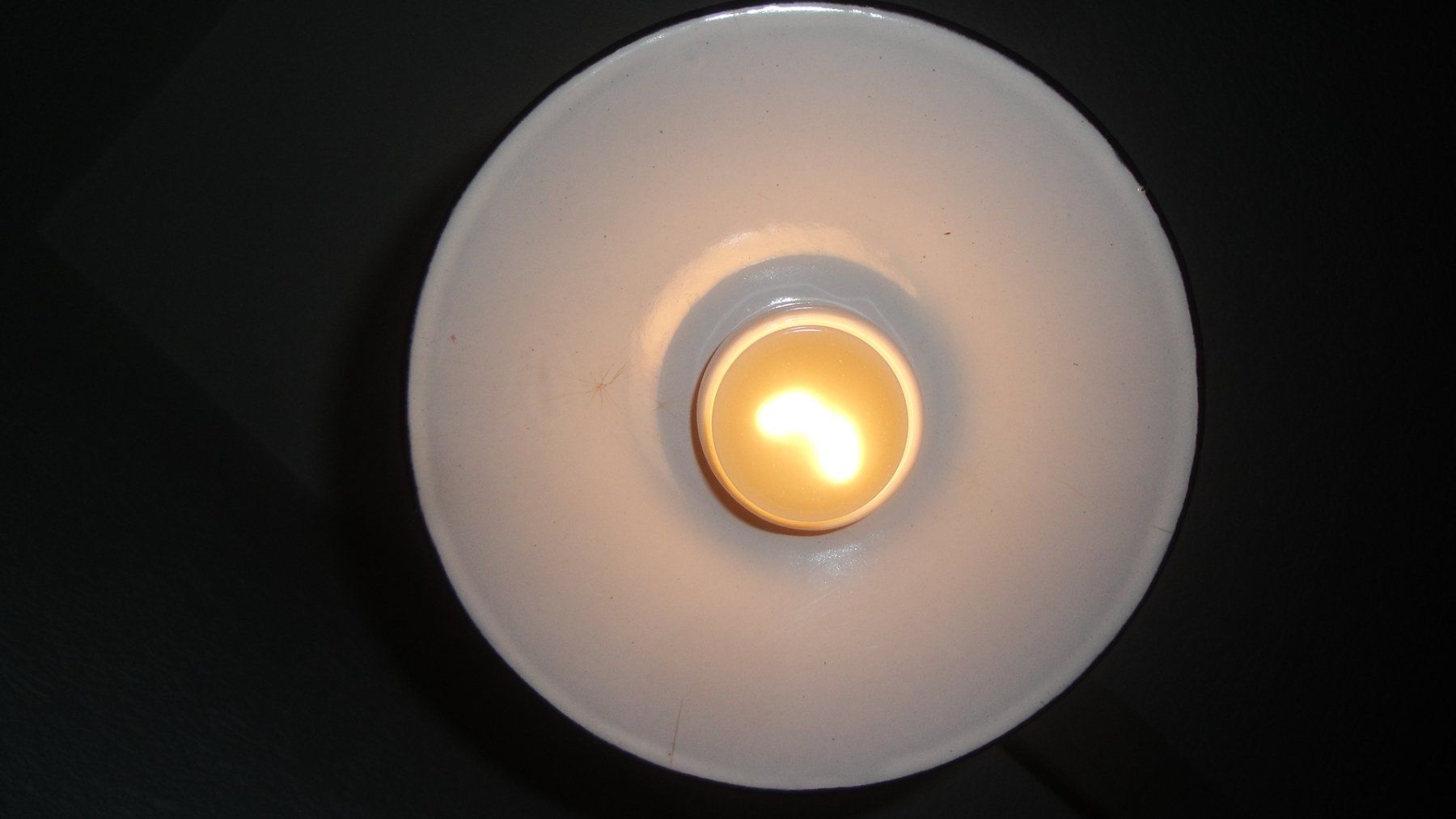 Lampade: Kellerlampe mit Emaillierter Lampenschirm – Usato da Zürich venduto da Paykan 2