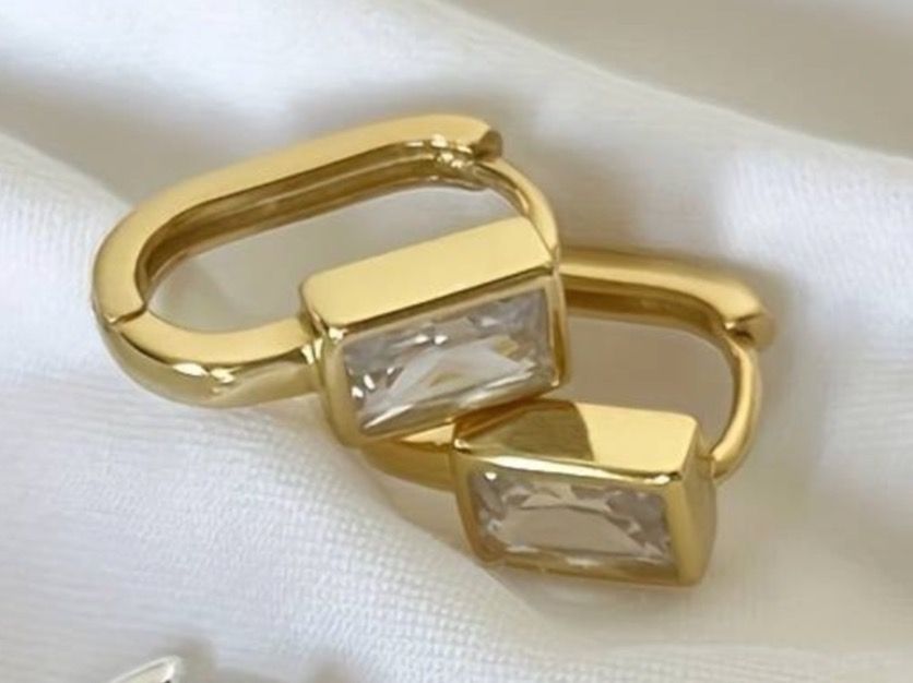 Boucles d'oreille: Vergoldete Kreolen mit Stein oval – Neuf avec emballage d'origine à Laufen par Bellavitaboom