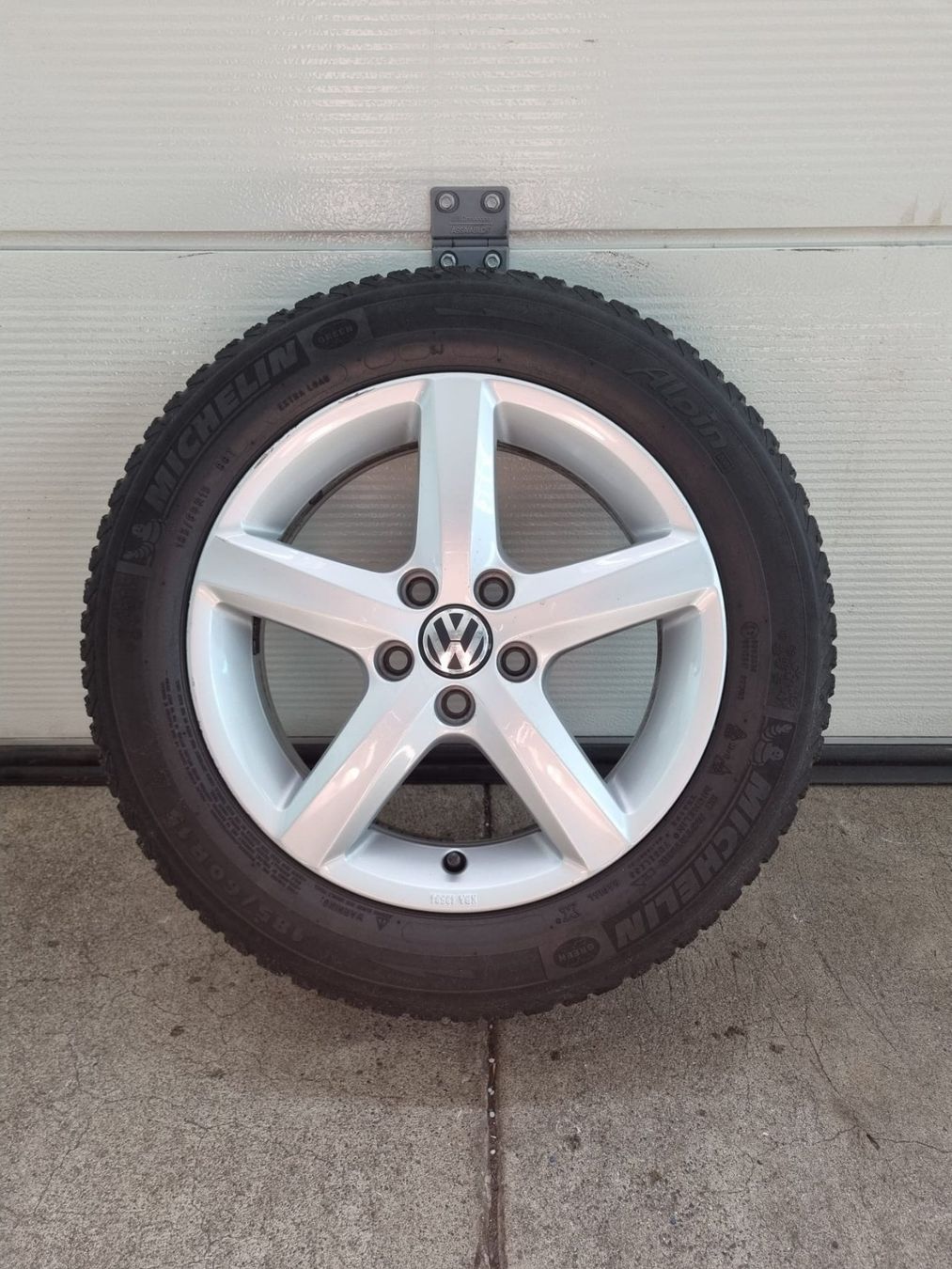 Volkswagen Pneumatici & Ruote complete: VW Winterrad 15 Zoll – Usato da Kirchdorf AG venduto da Cartastic_AG 4