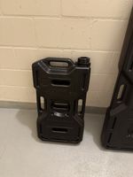 Schwarzer Benzinkanister jerrycan 10L