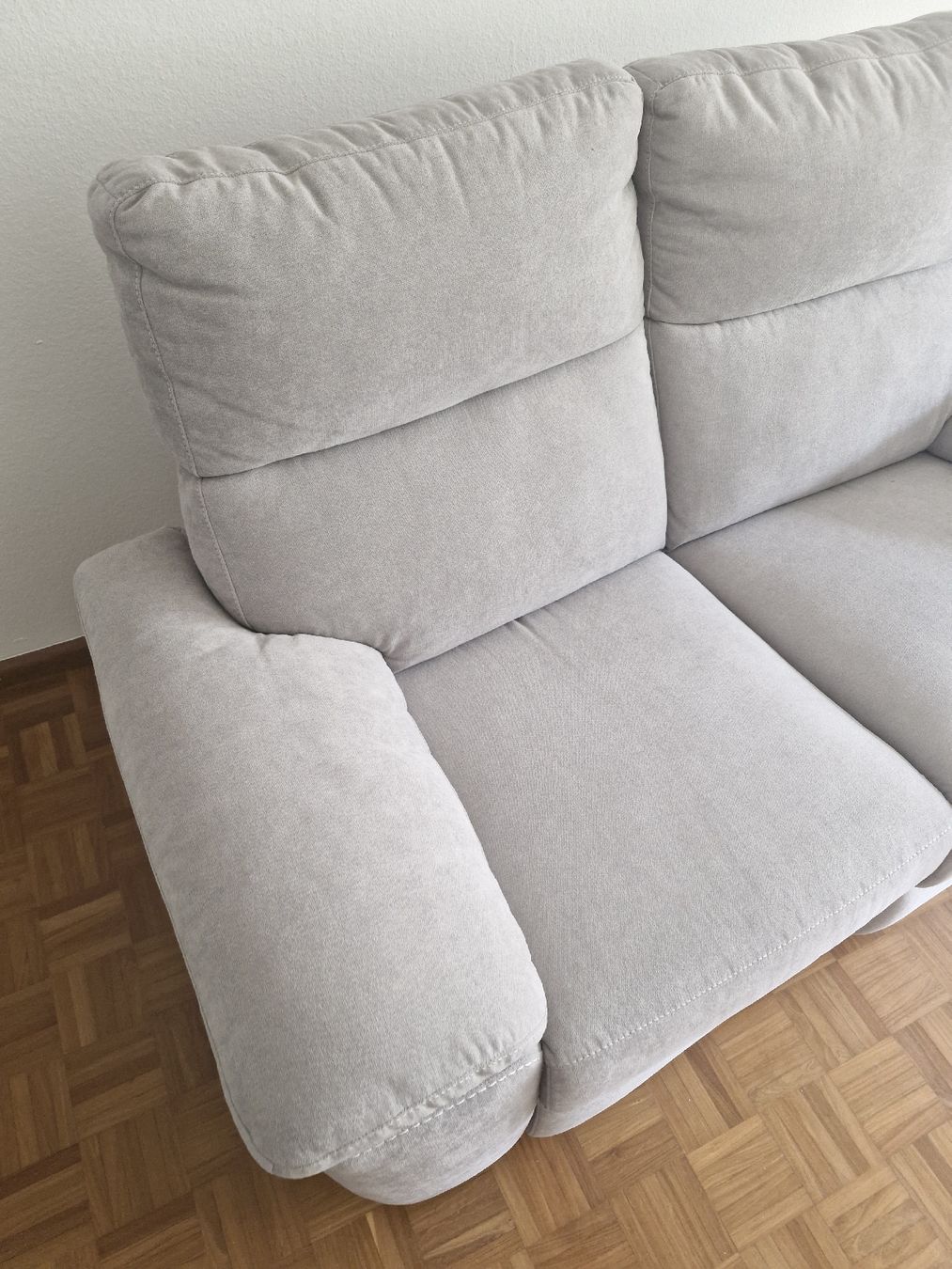 Divani: 2 seater sofa electric recliner. Perfect condition. – Nuovo (secondo la descrizione) da Allschwil venduto da leo_tm75 3