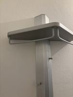 Eck-Garderobe aus Aluminium + Holzablage