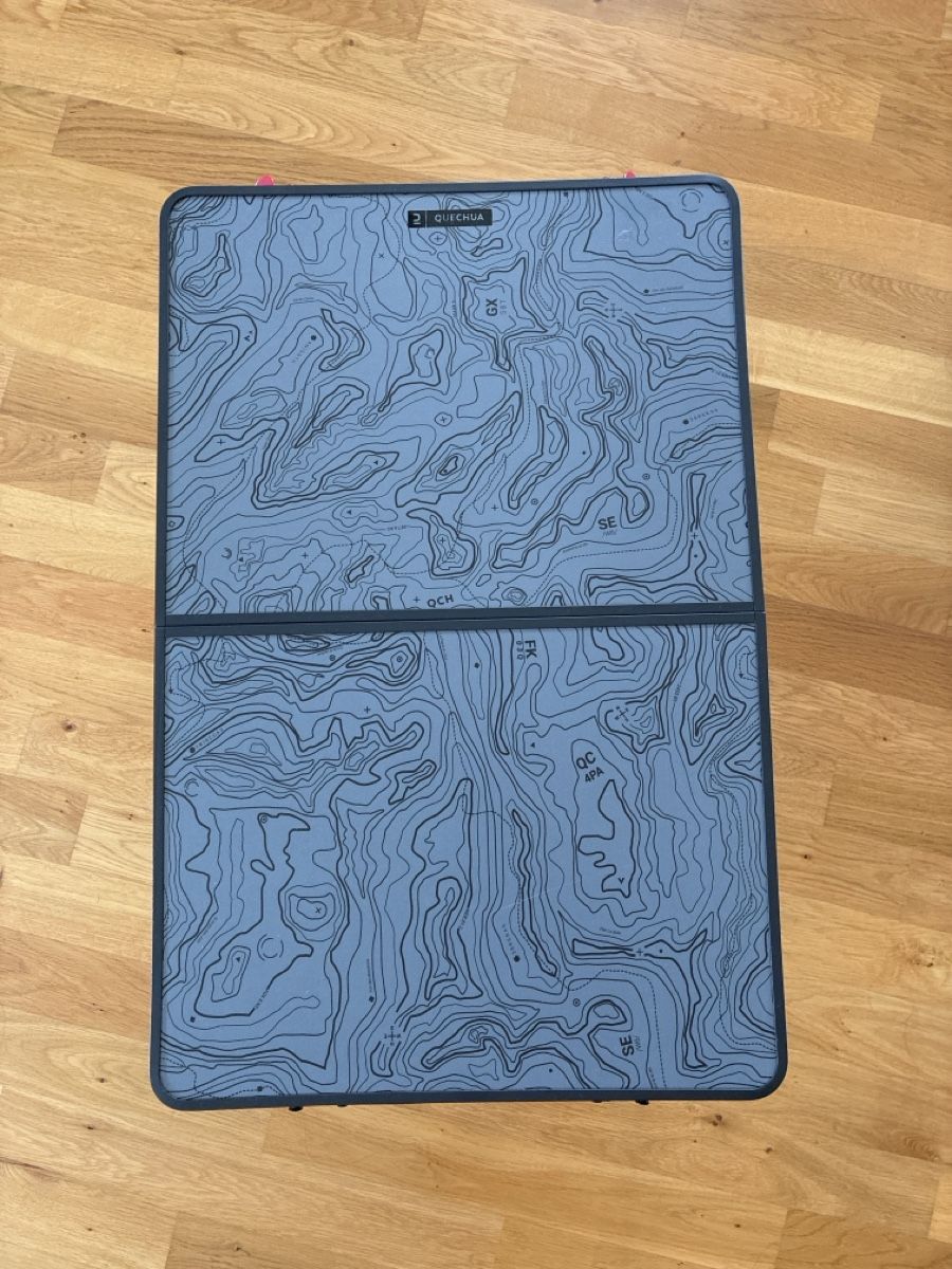 Tables: Quechua folding table grey map – D'occasion à St. Gallen par Sirii9000