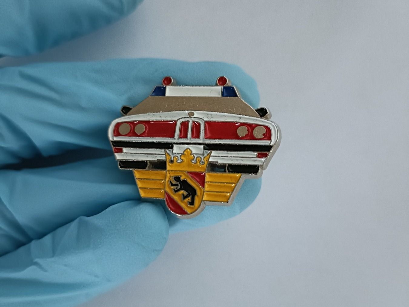 Placchette & Badge: Pin Polizei Auto BERN - Box 16 – Usato da Köniz venduto da Pinscollect